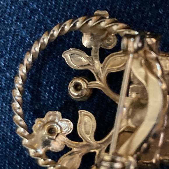 Beautiful Pin EUC - Picture 4 of 7